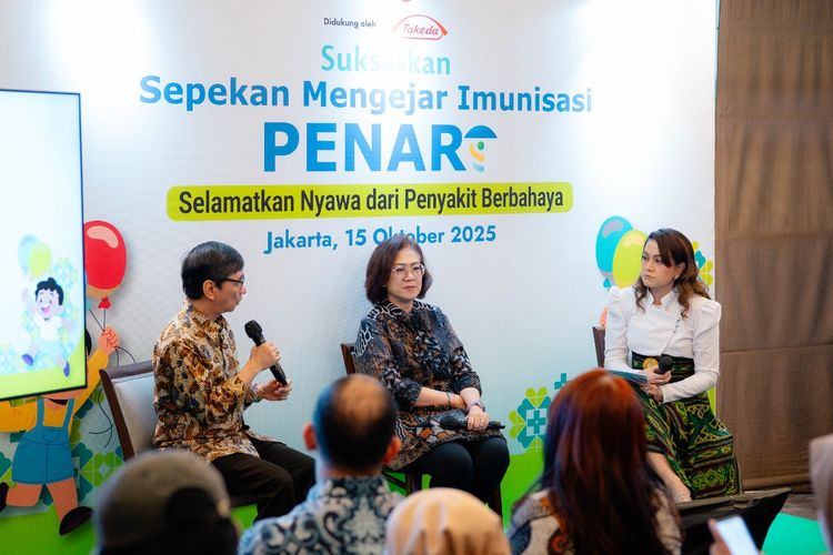 Prof.Hartono Gunadi Sp.A (kiri) dan dr.Prima Yosephine, dalam acara konferensi pers Sepekan Mengejar Imunisasi (PENARI) di Jakarta (15/10/2025).