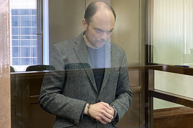 Tokoh oposisi Rusia Vladimir Kara-Murza, yang dituduh melakukan pengkhianatan dan menyebarkan informasi palsu tentang tentara Rusia, berdiri di dalam kurungan terdakwa selama persidangan di Pengadilan Kota Moskow di Moskwa pada 17 April 2023. 