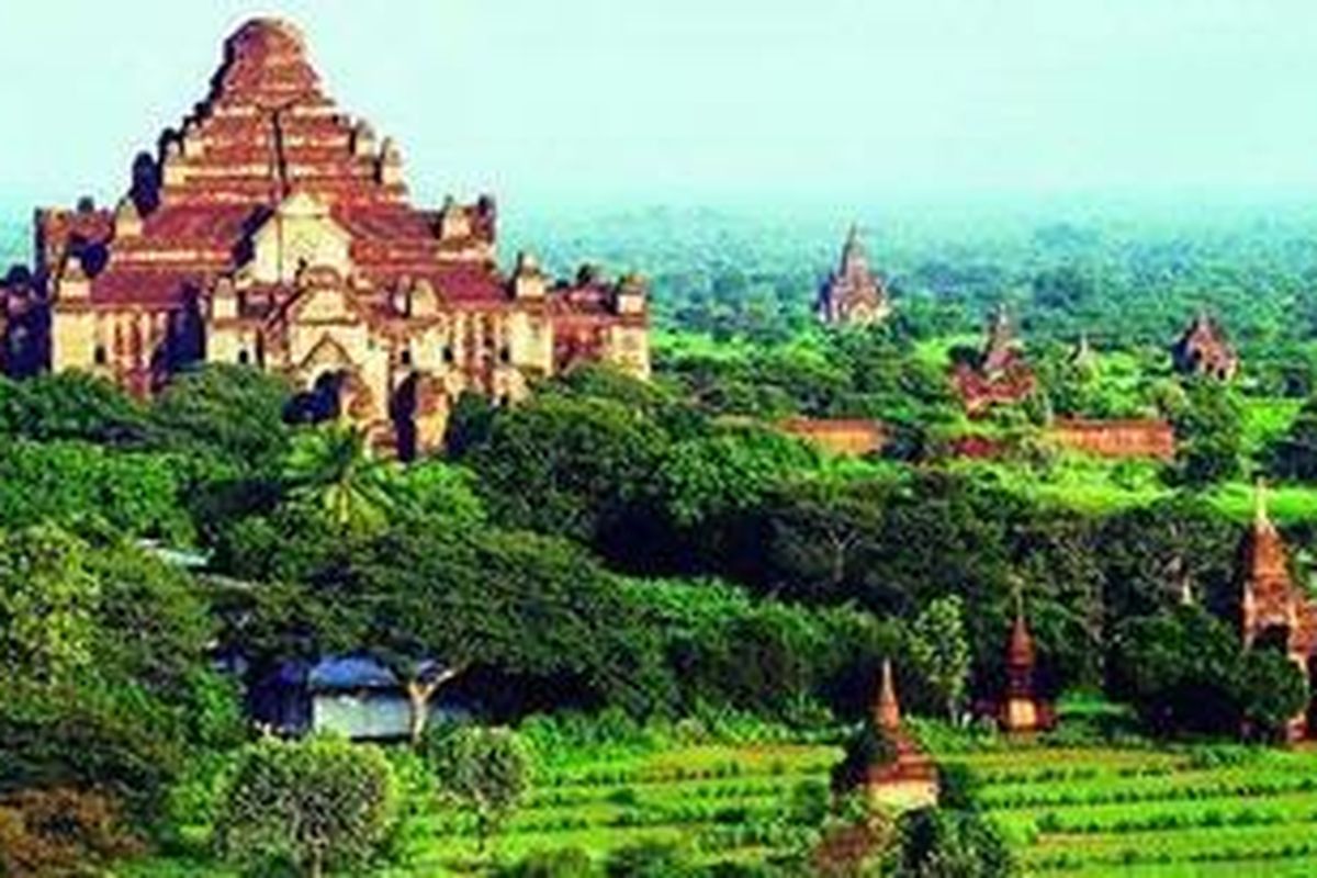 Candi Ananda, salah satu yang terbesar di antara sekitar 2.200 candi lainnya di Myanmar.