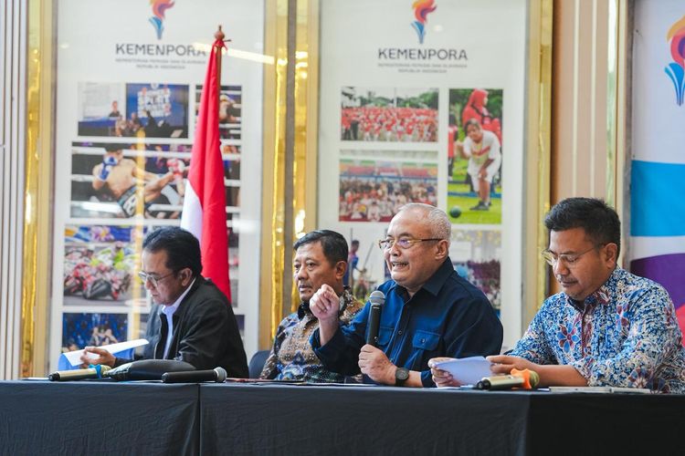 Ketua Panitia Seleksi (Pansel) Gunawan Suswantoro saat jumpa pers terkait pembukaan seleksi jabatan pimpinan tinggi (JPT) Deputi Bidang Pengembangan Industri Olahraga Kemenpora di Media Center Kantor Kemenpora, Senayan, Jakarta, Selasa (2/2/2026).