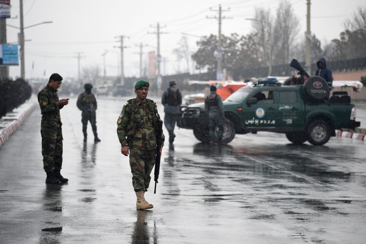Petugas keamanan Afghanistan berjaga-jaga di dekat lokasi serangan di dekat markas akademi militer Marsekal Fahim di Kabul, pada Senin (29/1/2018). (AFP/Wakil Kohsar)