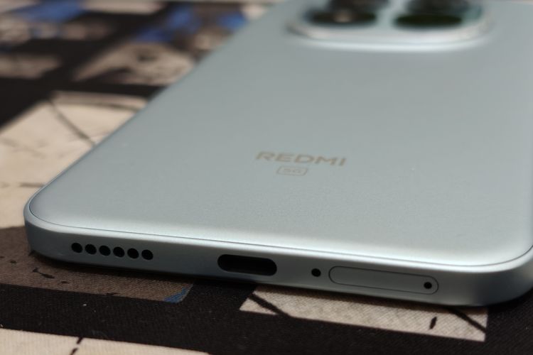 Desain bingkai bawah Redmi Note 15 Pro Plus yang terdapat lubang speaker, USB-C, lubanag mikrofon, dan laci kartu SIM.