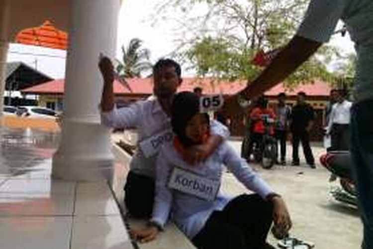 Penyidik Polres Lhokseumawe, memperagakan adegan pembunuhan terhadap seorang janda, Maryani di Mapolres Lhokseumawe, Senin (4/4/2016). Jasad Maryani dibuang ke kebun coklat Desa Riseh Tunong Kecamatan Sawang, Aceh Utara oleh pelaku pada 22 Maret 2016 lalu 