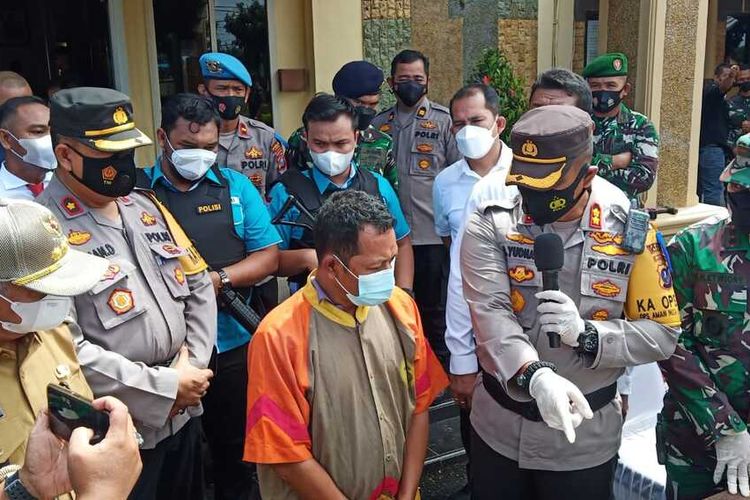 Kapolres Asahan, AKBP PUtu Yudha Prawira menginterogasi IR atas kasus 34,794 kg sabu-sabu yang ditemukan di pinggir sungai di Dusun II, Desa Sei Apung, Kecamatan Tanjung Balai - Asahan yang ditemukan pada Rabu (8/9/2021) sekitar pukul 10.00 WIB saat konferensi pers di Mapolres Asahan, Senin (20/9/2021) siang. Seorang pelaku tertangkap dan empat lainnya melarikan diri.