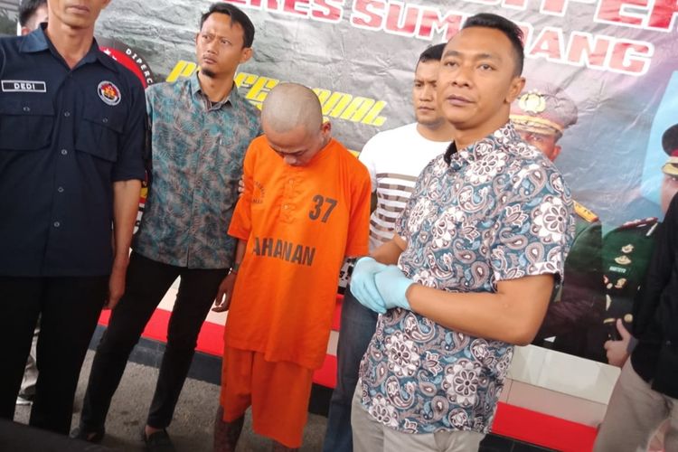 Riky, pelaku penganiaya sekuriti di Sumedang, Jawa Barat diamankan Polres Sumedang, Jumat (6/12/2019). AAM AMINULLAH/KOMPAS.com