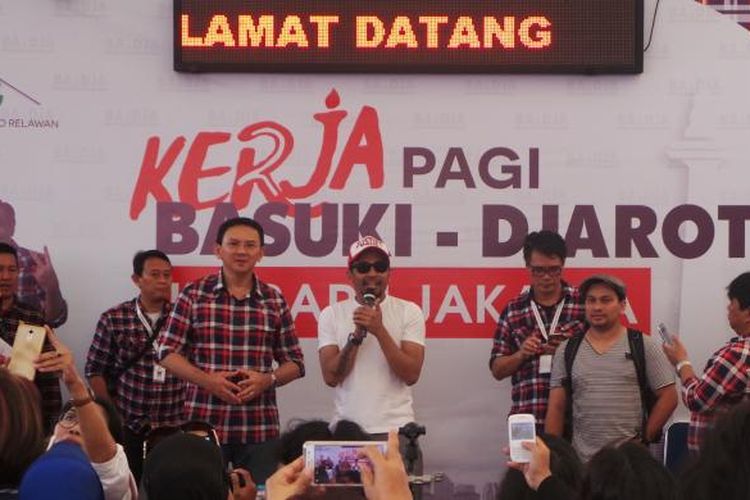 Calon gubernur DKI Jakarta Basuki Tjahaja Purnama bersama penyanyi Glenn Fredly dan Tompi, di Rumah Lembang, Menteng, Jakarta Pusat, Rabu (25/1/2017).