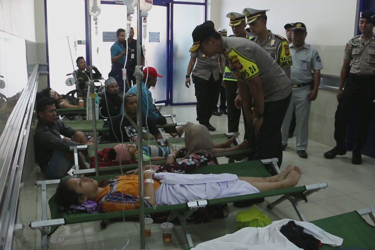 Kapolda Jawa Barat Irjen Pol Rudi Sufahriadi saat menengok korban luka akibat kecelakaan maut di tol Cipali, di Rumah Sakit Mitra Plumbon, Cirebon, Senin (17/6/2019).