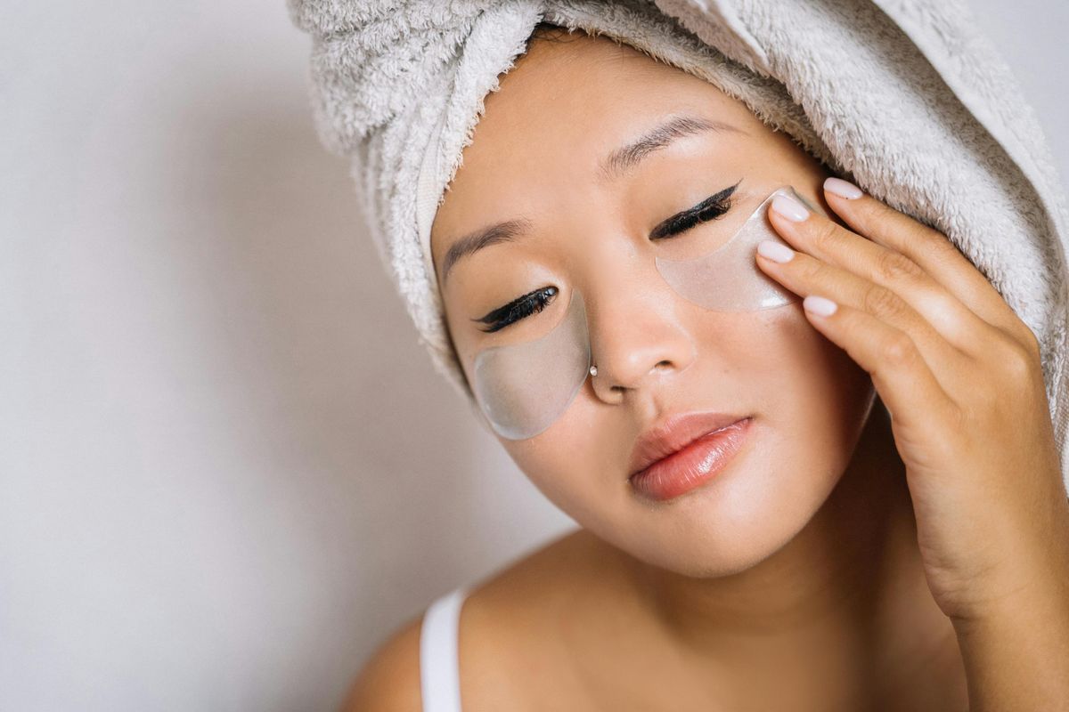 Urutan skincare pagi untuk wanita dengan kulit kering.