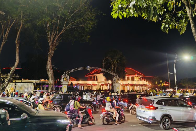 Suasana di depan Gedung Negara Grahadi Surabaya, Jawa Timur usai aksi massa yang berakhir dengan pembakaran sisi barat sehari sebelumnya, Minggu (31/8/2025) malam.