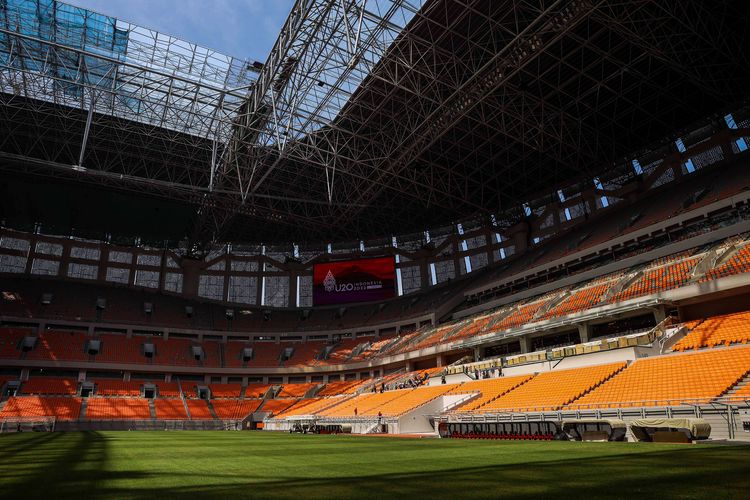 Suasana pembangunan Jakarta International Stadium (JIS) di Papanggo, Tanjung Priok, Jakarta Utara, Kamis (24/3/2022). Berdasarkan laporan mingguan ke-131 dari PT Jakarta Propertindo mencatat bahwa progres realisasi pembangunan stadion yang diproyeksikan berkapasitas 82.000 penonton itu telah mencapai 98,26 persen.