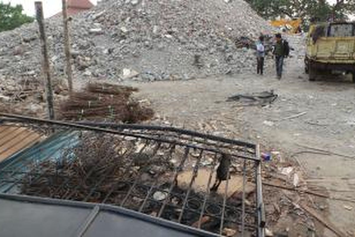 Pagar depan proyek pembangunan Rumah Susun Kampung Melayu dibakar sejumlah oknum mahasiswa Universitas Azzahra, Jatinegara, Jakarta Timur, Rabu (25/9/2013).