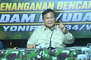 Prabowo Tiba di NTT, Pimpin Rapat Penanganan Bencana dalam Tenda