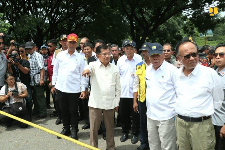 Menteri Pekerjaan Umum dan Perumahan Rakyat (PUPR) Basuki Hadimuljono mendampingi Wakil Presiden (Wapres) Jusuf Kalla (JK), Menteri Sosial Agus Gumiwang Kartasasmita dan Kepala Badan Nasional Penanggulangan Bencana (BNPB) Doni Monardo dalam kunjungan kerja meninjau kondisi dan pengoperasian Bendungan Bili-Bili, Sulsel, Minggu (27/1/2019).