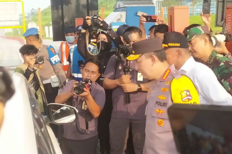 Kapolri Jenderal Listyo Sigit Prabowo saat kunjungan di Jalan Tol Kalikangkung Semarang