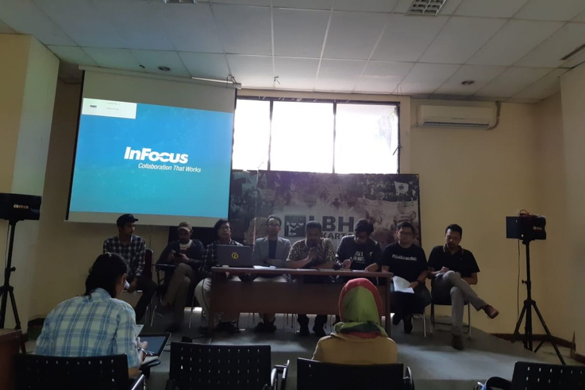 Koalisi Masyarakat Sipil saat konferensi pers tentang usut tuntas extra judicial killing dalam operasi kewilayahan mandiri 2018 Polda Metro Jaya, Jakarta Minggu (22/07/2018).