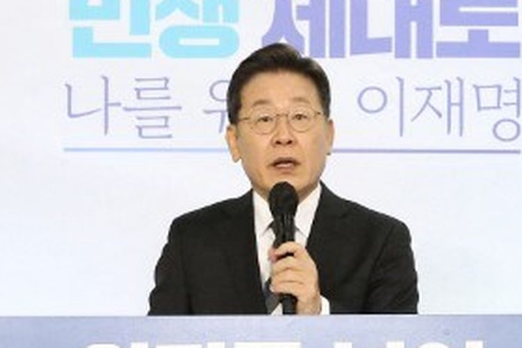 Kandidat presiden Korea Selatan dari Partai Demokrat yang berkuasa Lee Jae-myung berbicara selama konferensi pers pada 4 Januari 2022. 
