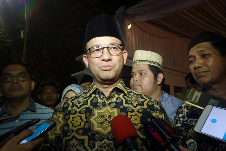 Gubernur DKI Jakarta terpilih Anies Baswedan seusai menghadiri acara buka bersama di kediaman Wakil Ketua Dewan Kehormatan Partai Golkar Akbar Tandjung di Purnawarman, Jakarta Selatan, Sabru (3/6/2017).