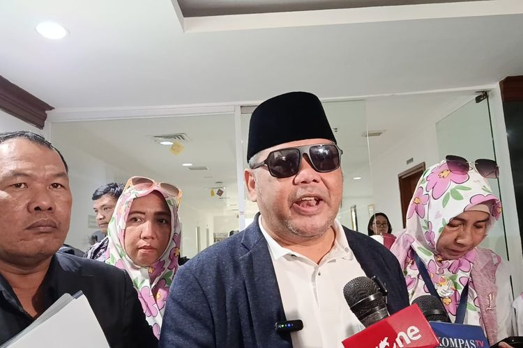Penggugat Wakil Presiden (Wapres) Gibran Rakabuming Raka, Subhan saat ditemui usai mediasi di Pengadilan Negeri Jakarta Pusat, Senin (13/10/2025). 