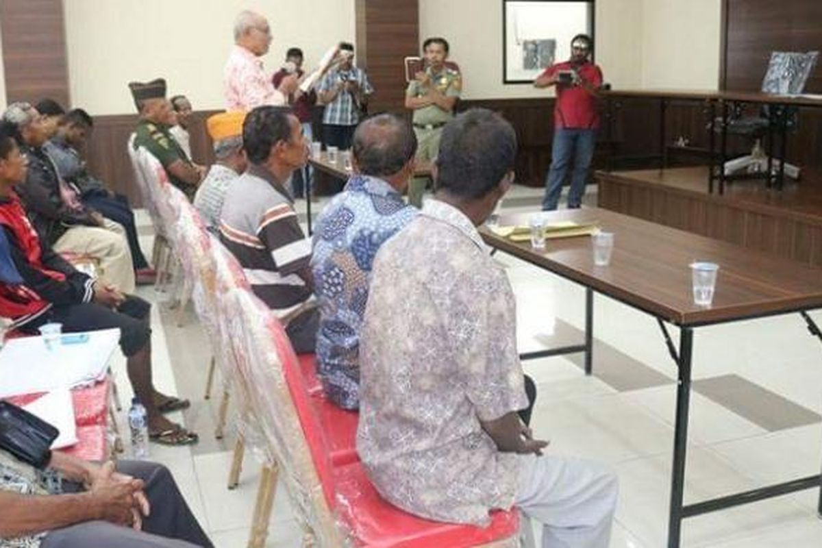 Senator/Anggota DPD RI Asal Provinsi NTT Ibrahim Agustinus Medah (kanan) ketika mendengarkan aspirasi para veteran yang disampaikan oleh Koordinator Tim 10 Veteran/Calon Veteran NTT Ir. Stefanus D. Nahak di Kantor DPD RI Perwakilan NTT di Kupang, Selasa (22/11/2016)