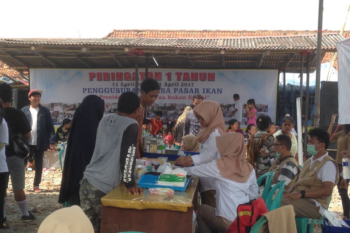 Suasana pemeriksaan kesehatan warga eks-penggusuran Kampung Akuarium, Jakarta Timur, Selasa (11/4/2017).