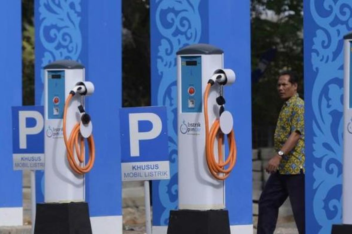 Stasiun pengisian bahan bakar listrik disiapkan di area parkir kendaraan di kawasan Nusa Dua, Bali, tempat penyelenggaraan Konferensi Tingkat Tinggi Asia Pacific Economic Cooperation (APEC), Selasa (1/10/2013). Stasiun ini akan melayani pengisian bahan bakar mobil listrik yang digunakan selama perhelatan berlangsung.
