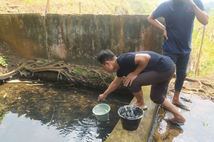 Warga Mijen, Kota Semarang, Jawa Tengah ambil air di belik untuk kebutuhan sehari-hari 