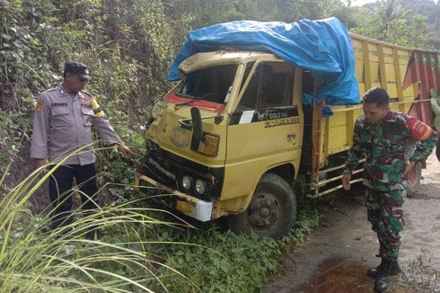 Truk Rem Blong Terbalik di Kebumen, 6 Orang Dilarikan ke Rumah Sakit