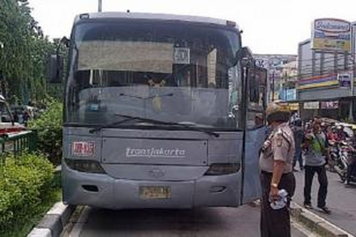 Seorang warga terluka parah tertabrak bus Transjakarta JMT-035 plat nomot B 7455 IX, koridor VII jurusan PGC-Ancol, di Jatinegara, Jakarta Timur, Senin (15/12/2014). 