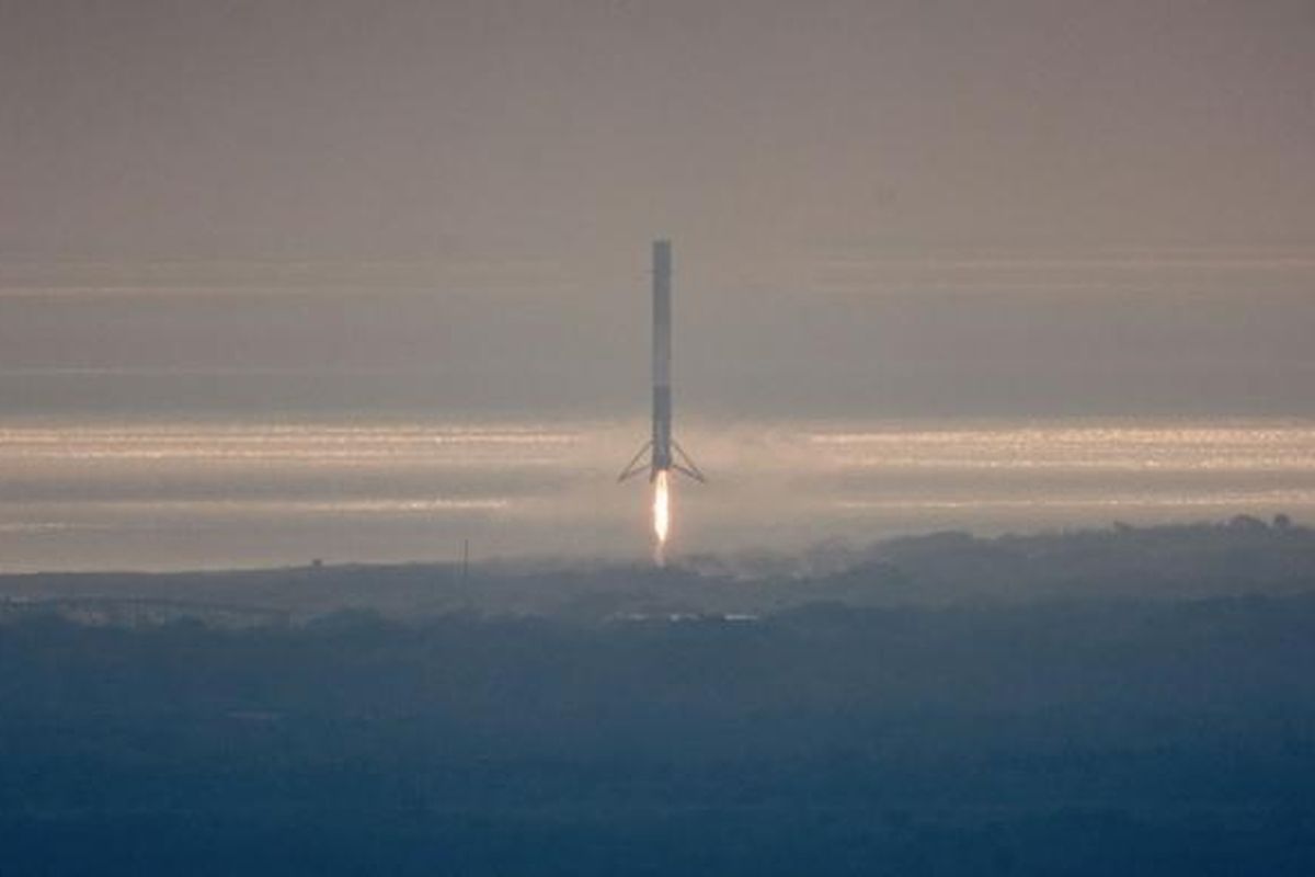 Fase pertama Falcon 9 mendekati landasan di Cape Canaveral, Floria, setelah membantu peluncuran Dragon pada Minggu (19/2/2017).