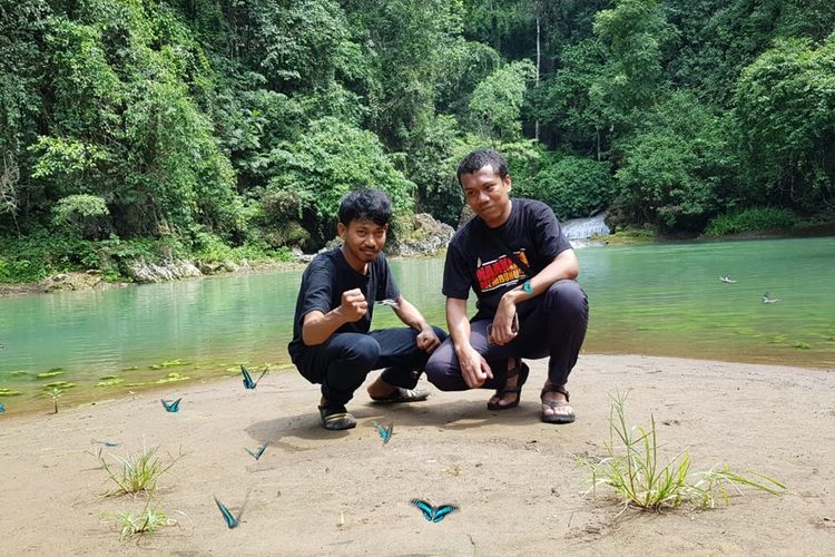 Pengunjung Taman Nasional Bantimurung berfoto di lokasi dekat air terjun yang diwarnai dengan beterbangannya kupu-kupu.