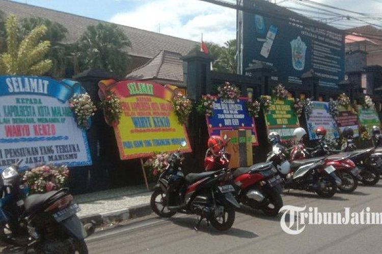 Papan ucapan karangan bunga berjejer rapi di depan Polresta Malang Kota. Papan ucapan itu merupakan apresiasi dari masyarakat atas keberhasilan penangkapan pelaku penipuan investasi robot trading ATG, Wahyu Kenzo. 