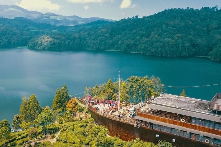 Pinisi Resto di Glamping Lakeside Rancabali, Lembang, Bandung DOK. Shutterstock