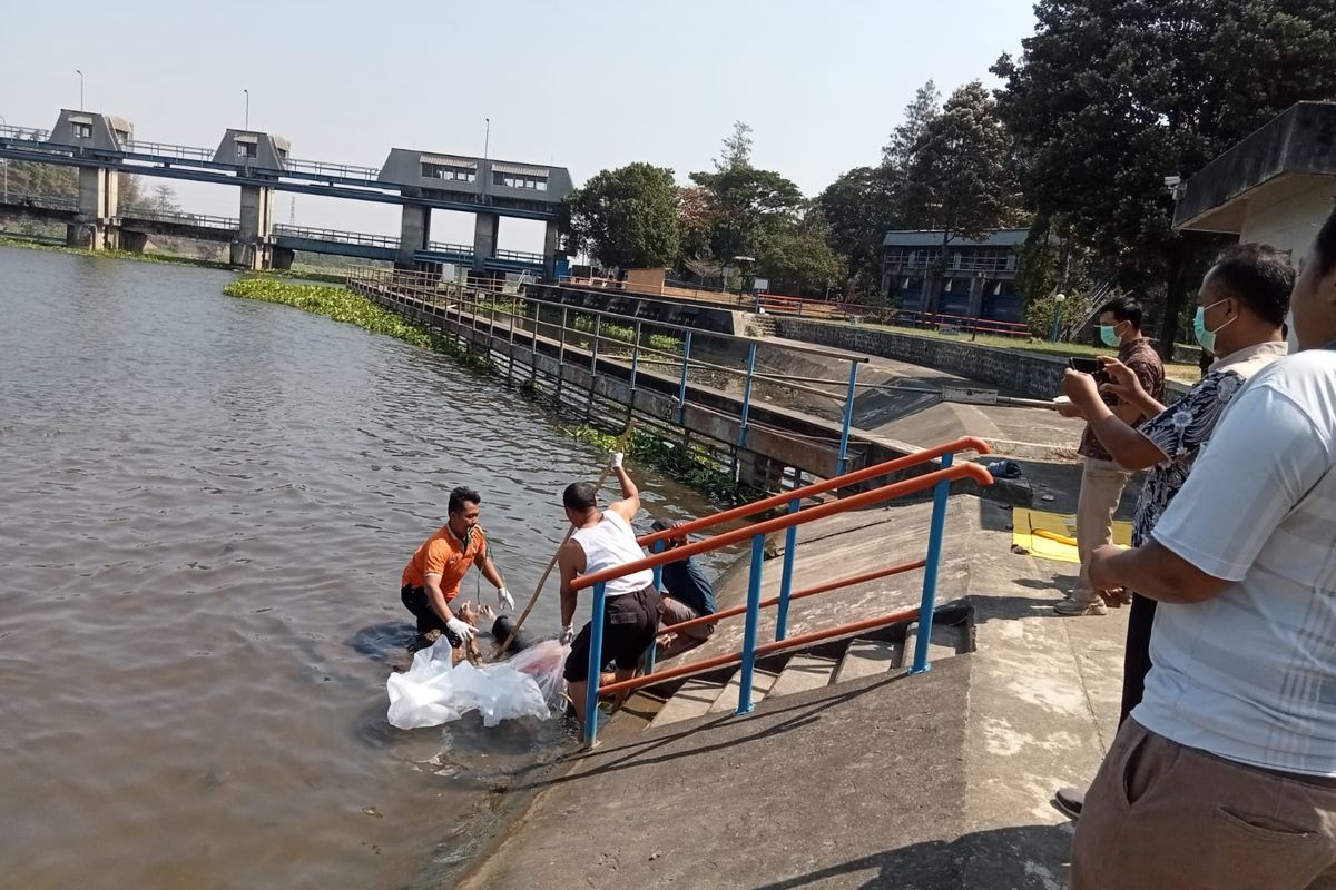 Evakuasi penemuan mayat di bendungan Waru Turi, Kecamatan Gampengrejo, Kabupaten Kediri, Jawa Timur, Jumat (1/9/2023).