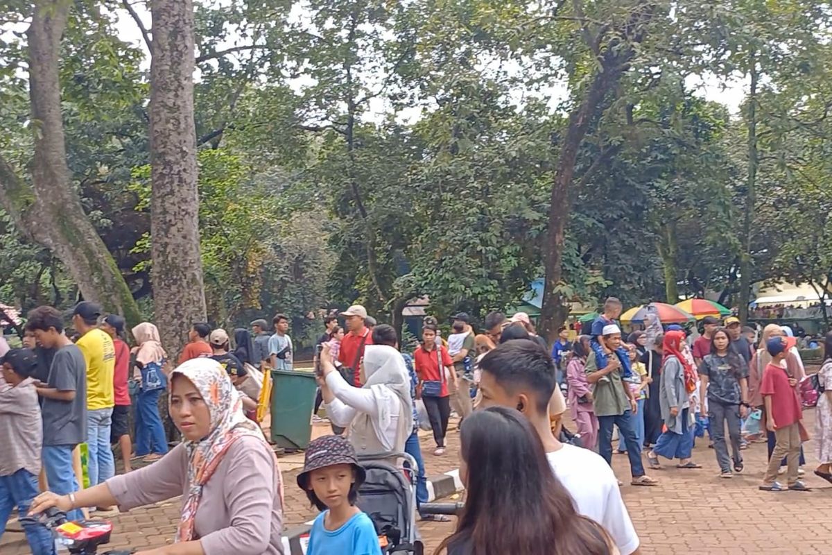 Suasana Taman Margasatwa Ragunan yang dipadati pengunjung hari ke-dua lebaran