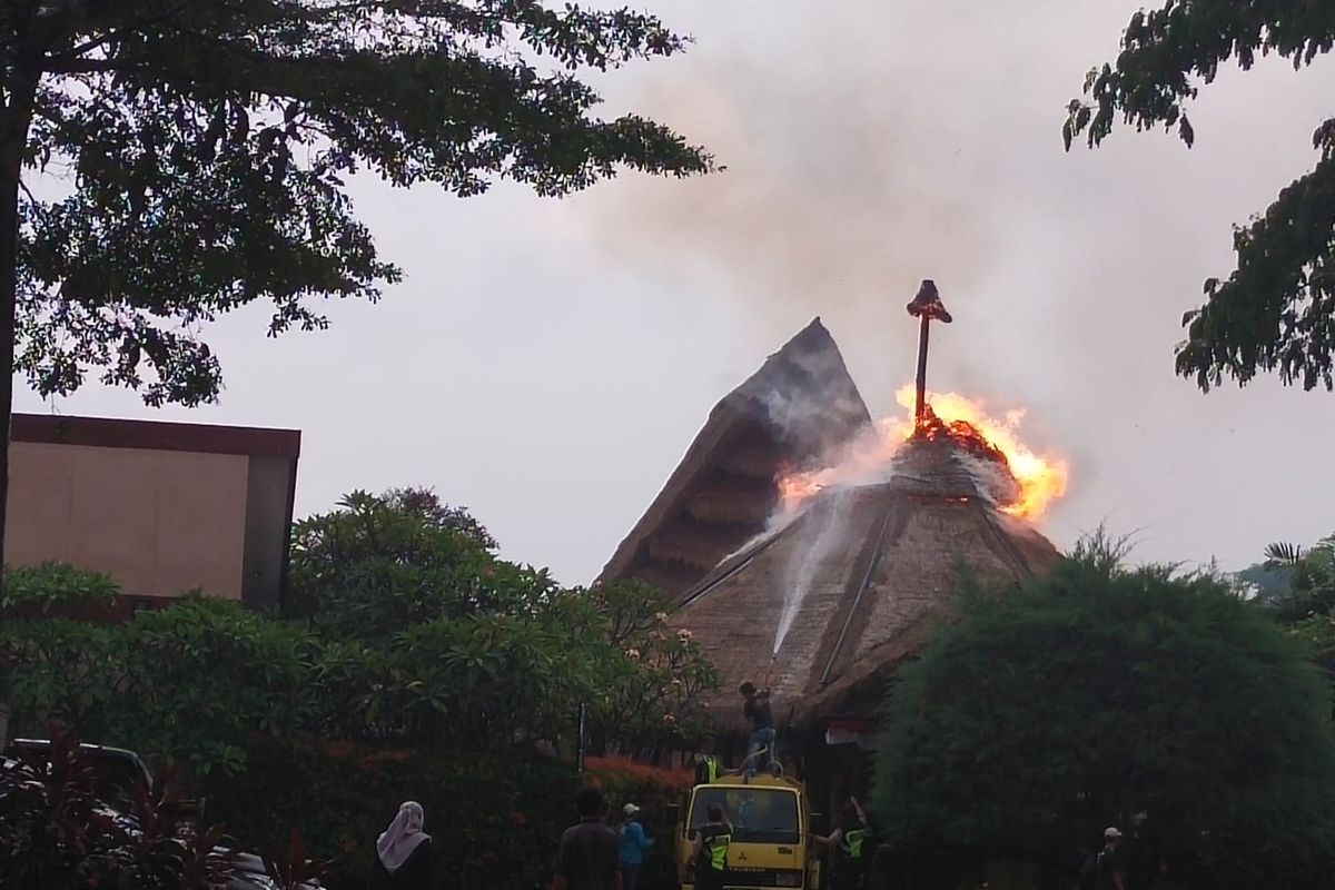 Sebuah saung makan Mang Engking Citra Raya terbakar akibat tersambar petir saat hujan turun, petugas menurunkan 1 unit mobil pemadam kebakaran untuk memadamkan api, Jumat (2/9/2022).