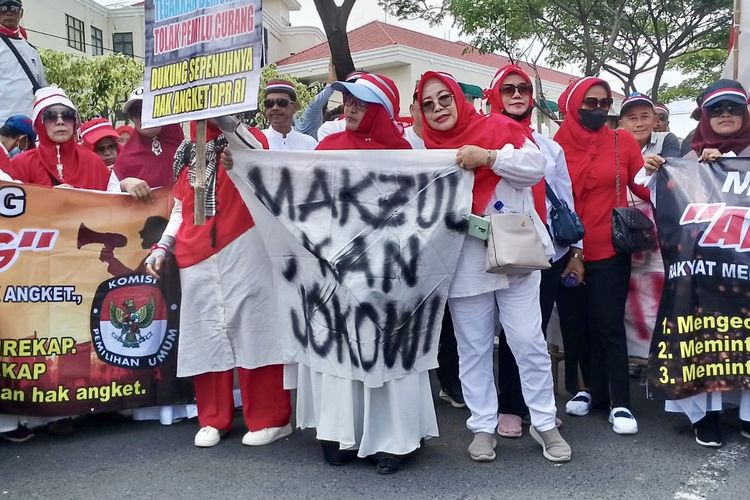 Kaum ibu yang melakukan aksi demonstrasi terkait Pemilu 2024 di KPU Lampung, Jumat (1/3/2024).