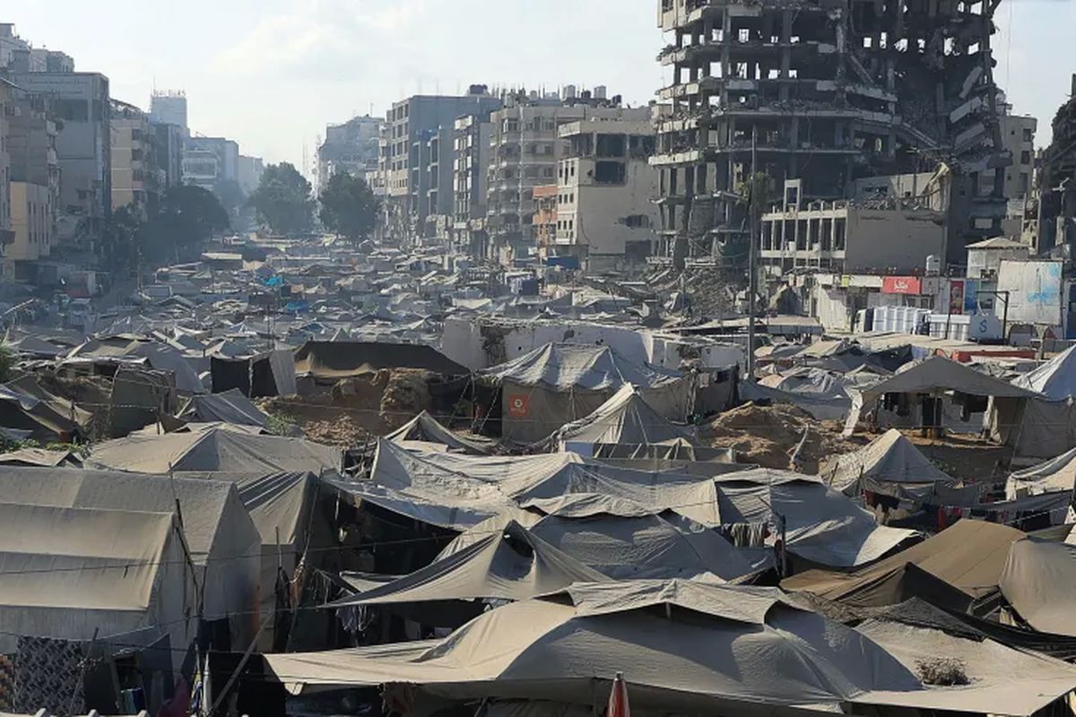 Warga Palestina yang mengungsi akibat serangan militer Israel, berlindung di kamp tenda, saat pasukan Israel meningkatkan operasi di sekitar Kota Gaza, 2 September 2025. Menlu Mesir sebut Israel omong kosong soal pengungsian warga Palestina sukarela. Pengungsian terjadi karena perang dan kelaparan buatan pemerintahan Netanyahu.