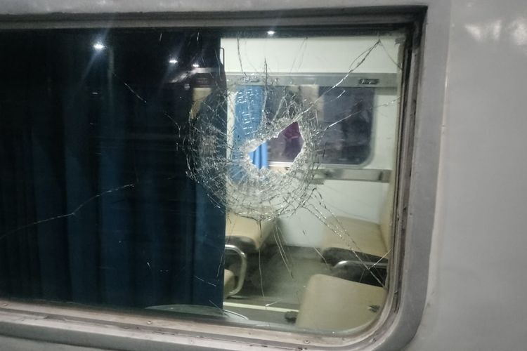 Salah satu kaca KA Pasundan yang pecah usai dilempari di Surabaya, Kamis (30/5/2024).