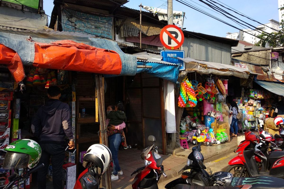 Kondisi pasar Gembrong, Kamis (7/12/2017). Pasar Gembrong dan sekitarnya akan ditata terkait pembangunan tol Becakayu di lahan tersebut.