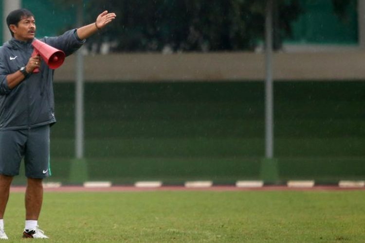 Pelatih Indra Sjafri menggunakan pengeras suara saat memimpin latihan di Stadion Atang Sutresna, Cijantung, Senin (3/4/2017).
