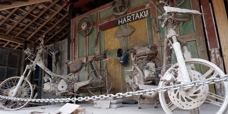 Sisa-sisa motor yang meleleh selain kerangka besinya akibat letusan Gunung Merapi pada 2010. Kerangka sepeda motor ini sekarang ada di Museum Sisa Hartaku, kawasan yang terdampak letusan dan dibiarkan kondisinya sepeerti semula sebagai pengingat. Gambar diambil pada 9 September 2018. 