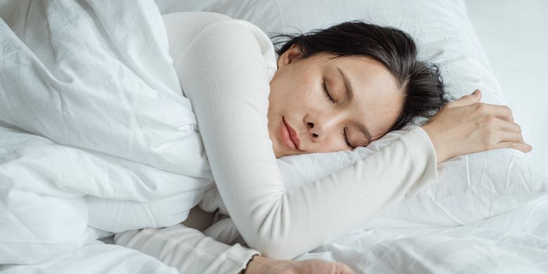 Minum air hangat sebelum tidur bisa melegakan saluran napas dan membuat tidur lebih nyenyak.
