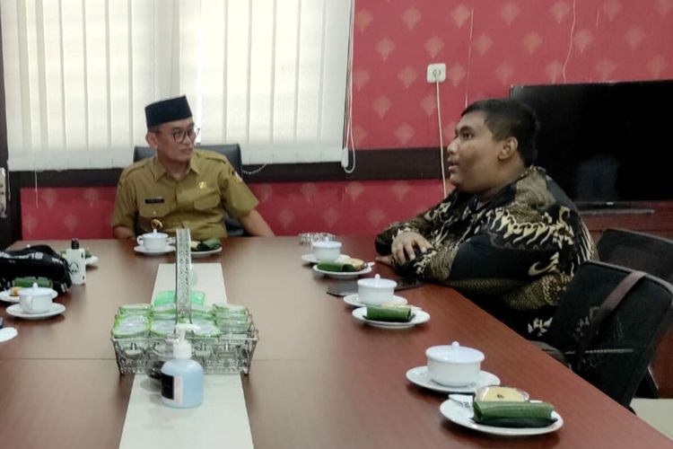 Atlet E Sport Indonesia Kota Blitar Fajar Rofianto ditemui Wakil Wali Kota Tjutjuk Sunario di ruang kerjanya, Senin (28/3/2022)