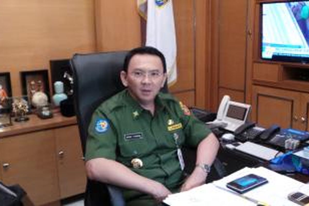 Gubernur DKI Jakarta Basuki Tjahaja Purnama saat menjelaskan masalah banjir Jakarta, di ruang kerjanya di Balai Kota, Senin (9/2/2015).