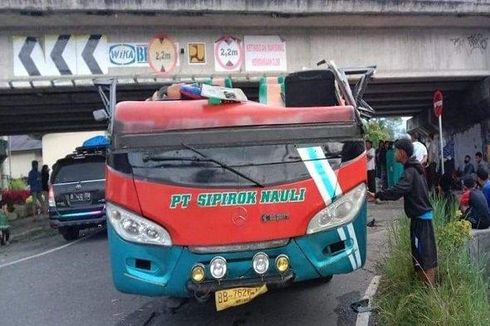 Bus Tabrak Flyover Simpang Lapan hingga Atap Terlepas, Sopir Diburu Polisi