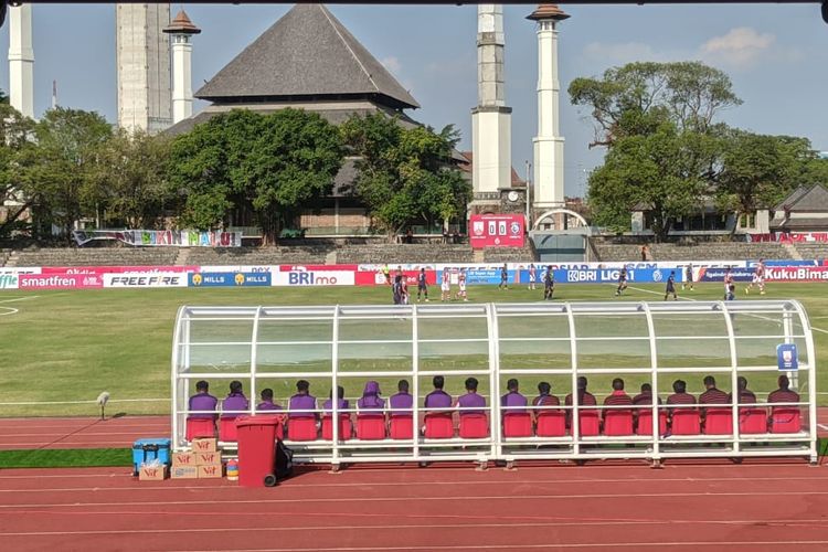 Suasana laga Persis Solo vs Arema FC pada pekan kelima Liga 1 2023-2024 yang digelar di Stadion Sriwedari, Minggu (30/7/2023).  Stadion Sriwedari merupakan stadion bersejarah yang berada di Kota Surakarta.
