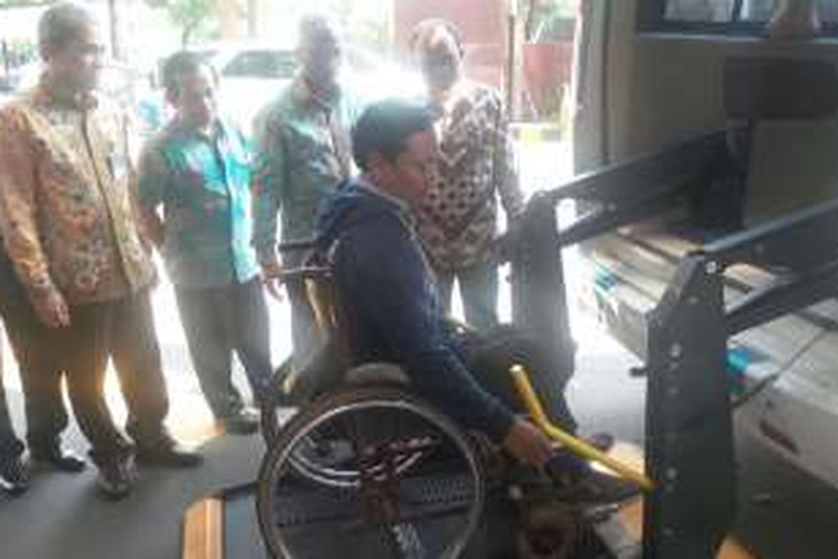 Uji coba penggunaan mobil akses disabilitas Kemensos di kantor pusat Bank Syariah Mandiri, Kamis (30/6/2016).