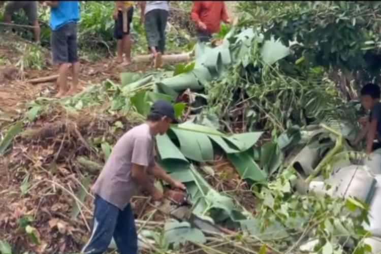 Akses Lumpuh akibat Longsor, Warga Merangin Perbaiki Saluran Air di Medan Berbahaya