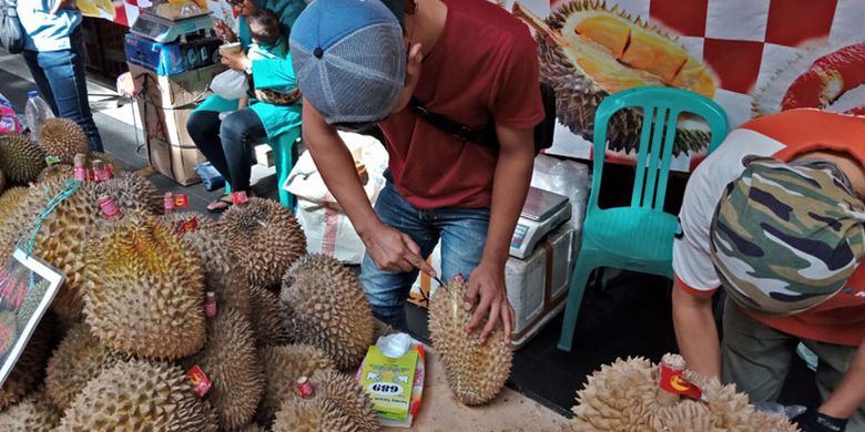 Teknik mengupas durian yang diperagakan salah satu penjualnya di bazar durian Blok M Square, Jakarta, Rabu (7/3/2018).