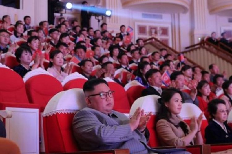 Bibi Pemimpin Korea Utara Kim Jong Un, Kim Kyong Hui (dua dari kanan) duduk bersama keponakan dan istrinya, Ri Sol Ju, dalam perayaan Tahun Baru di teater Pyongyang, berdasarkan foto yang dirilis KCNA MInggu (26/1/2020).